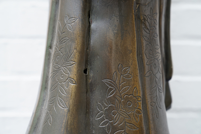 Een paar grote Chinese bronzen figuren voor de Vietnamese markt, 19e eeuw